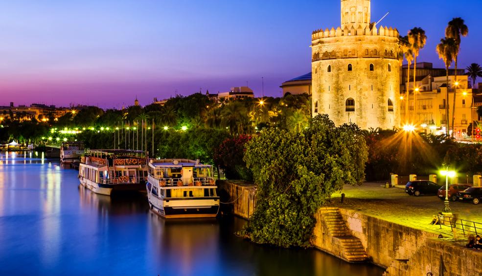 Grupo disfrutando de una celebración en Sevilla
