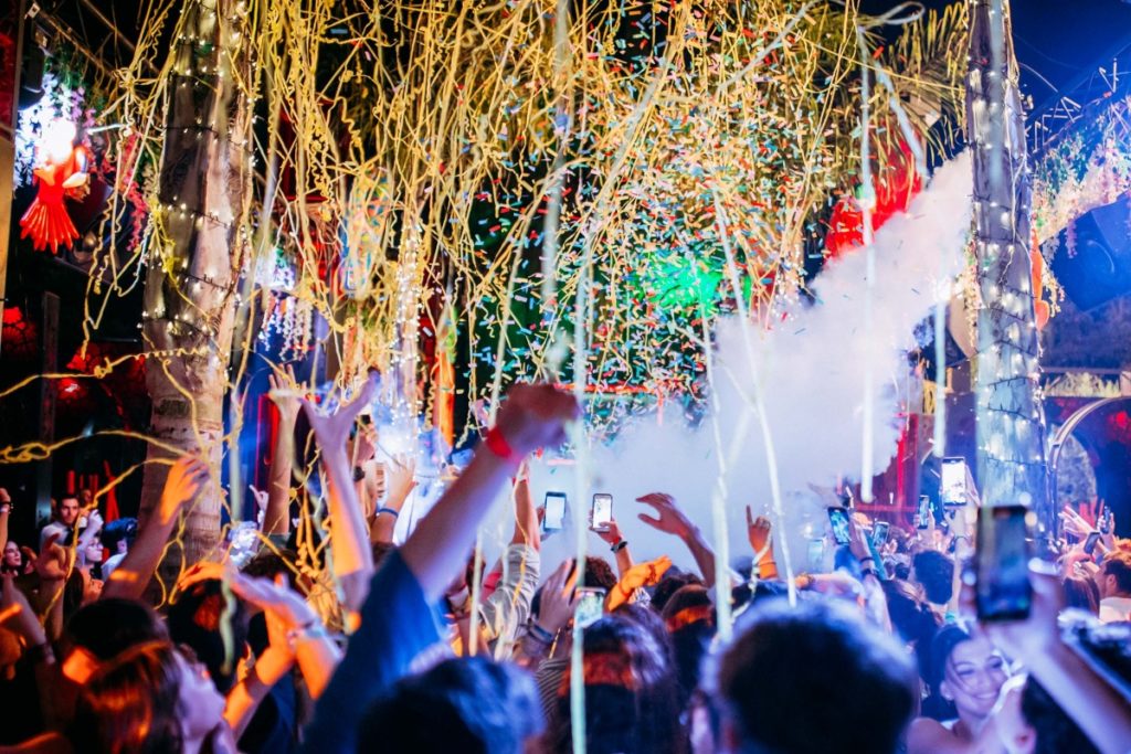Grupo de amigos celebrando una despedida de soltero en Sevilla