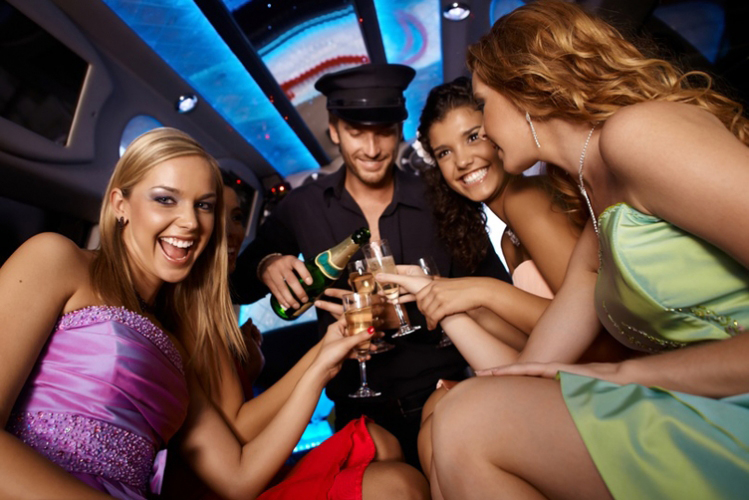 Servicios para grupos en Sevilla con actividades, cena y fiesta