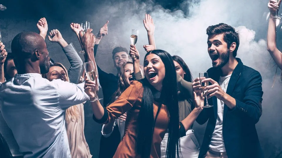 Pack despedida de soltero con cena y discoteca en Sevilla